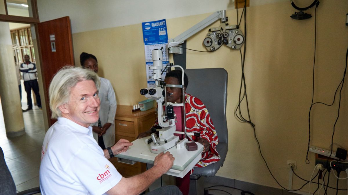 Dr.. Dirk Harder untersucht eine Patientin nach ihrer Augenoperation.