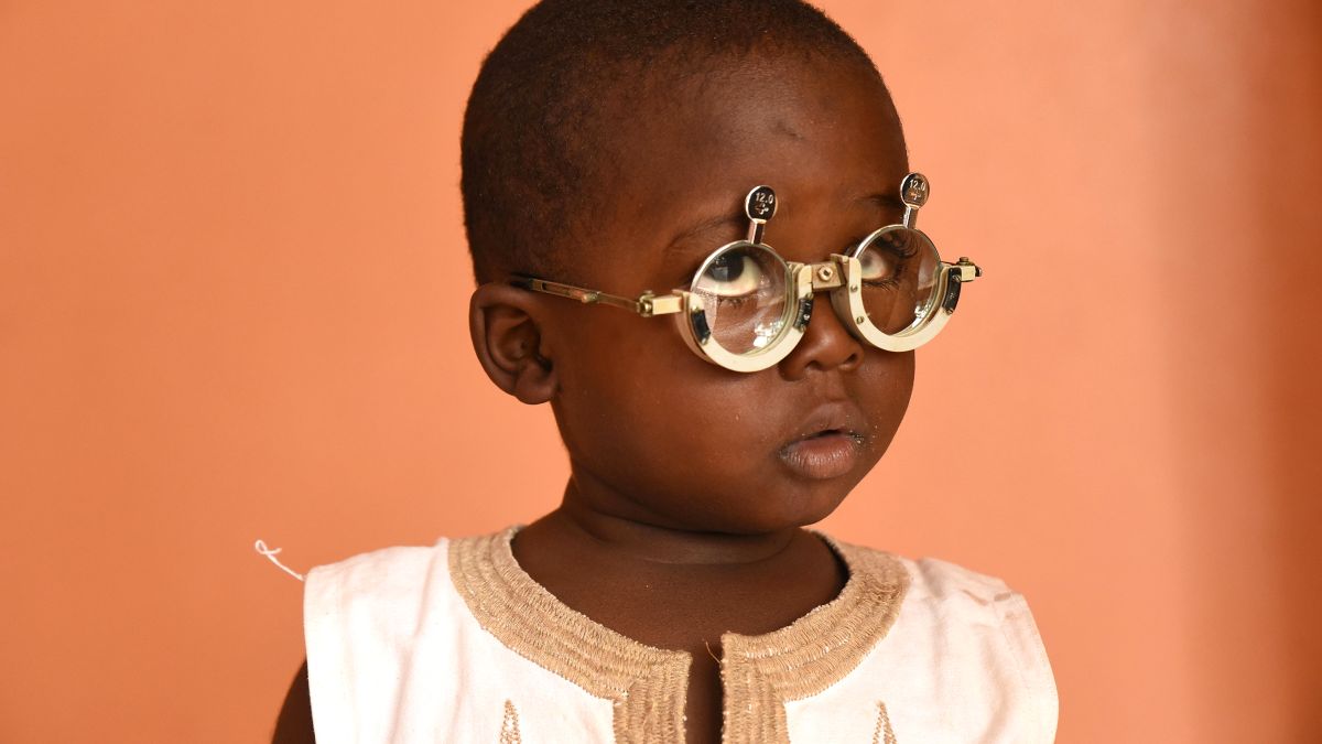 Kleiner Junge mit Sehtestbrille zur Sehschärfenbestimmung