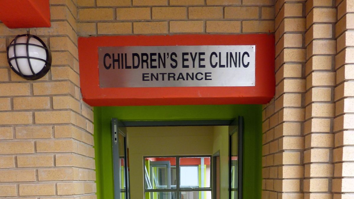 Schild über einer Tür mit der Aufschrift &quot;Children&#039;s Eye Clinic&quot;