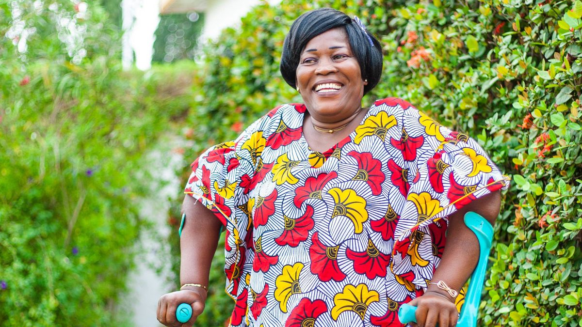 Afrikanische Frau mit Krücken