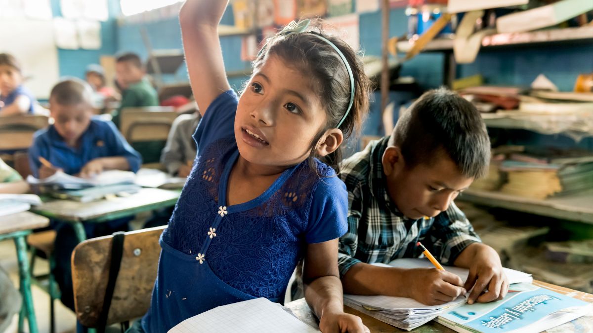 Ein gehörloses Mädchen im Unterricht an einer Regelschule in Guatemala