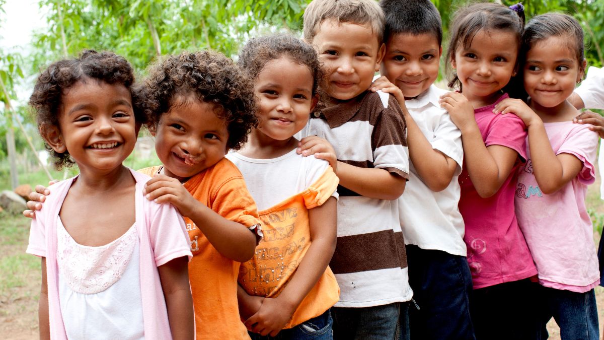 Kinder in Nicaragua mit und ohne Behinderung stehen in einer Reihe hintereinander