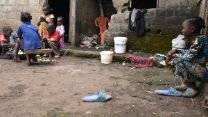 Blindes Mädchen schaut anderen Kindern beim Bananenschälen zu