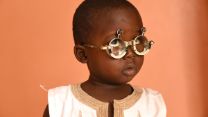 Kleiner Junge mit Sehtestbrille zur Sehschärfenbestimmung