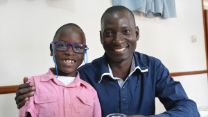 Davis (l.) aus Uganda wurde erfolgreich am Grauen Star operiert. "Jetzt kann ich wieder zur Schule gehen", ruft er lachend.