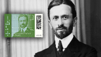 Junger Mann im Anzug und mit hohem weißen Kragen und Krawatte, neben ihm eine grüne Briefmarke mit demselben Bild