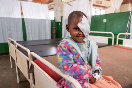 Afrikanisches Kind mit Augenverband