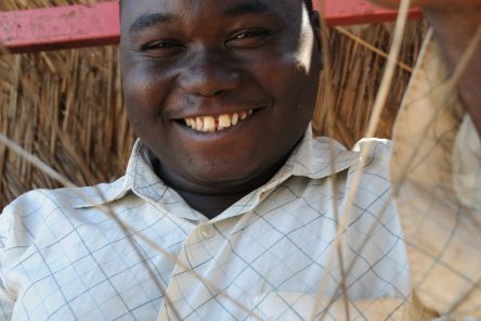 Der 21-jährige Loukmane aus Niger hatte früher Kinderlähmung. Heute kann er sich dank Operation und Therapie eigenständig bewegen und hat ein eigenes Fahrradgeschäft.