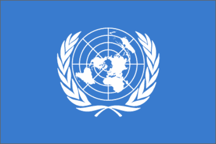 Flagge der Vereinten Nationen mit Weltkugel, umkränzt von Olivenzweigen