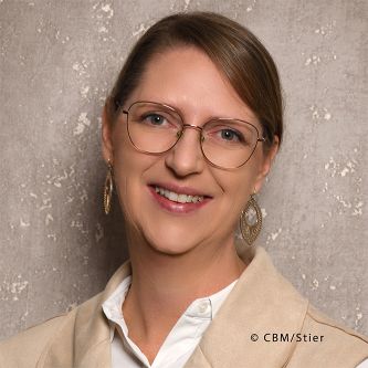 Porträt einer Frau mit Brille