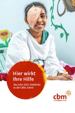 Ein etwa elfjähriges Mädchen mit Augenverband sitzt auf einem Bett. Es lächelt. Auf einem roten Punkt steht: Hier wirkt Ihre Hilfe. Das Jahr 2025: Einblicke in die CBM-Arbeit.