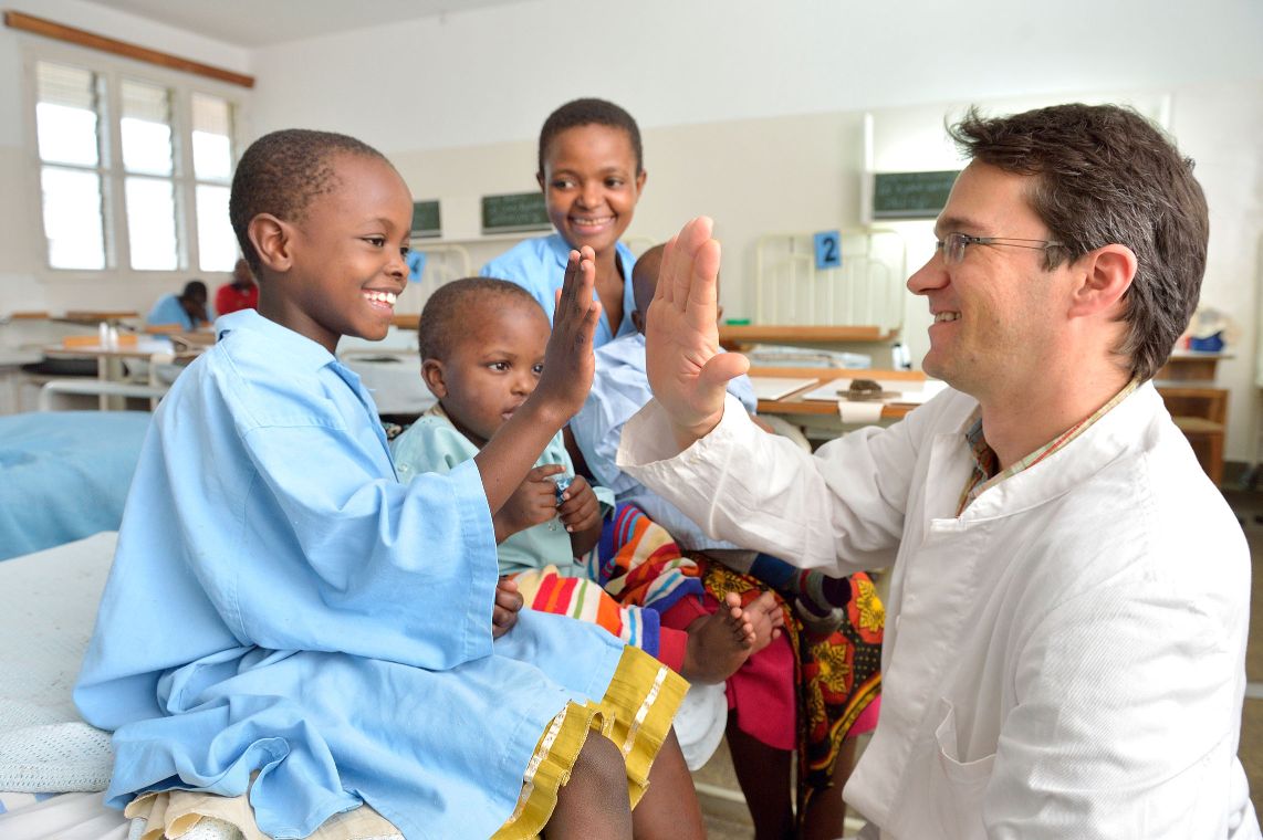Die 9-jährige Stella gibt Augenarzt Dr. Heiko Philippin nach der erfolgreichen Operation am Grauen Star ein High Five.