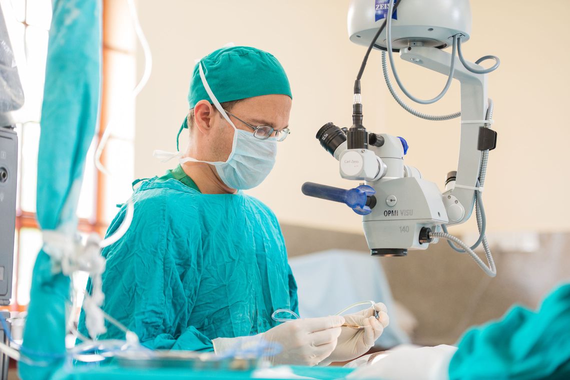 Augenarzt Dr. Heiko Philippin operiert einen Patienten.