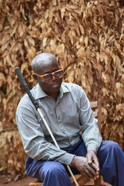 Blinder Mann aus Ruanda mit Langstock