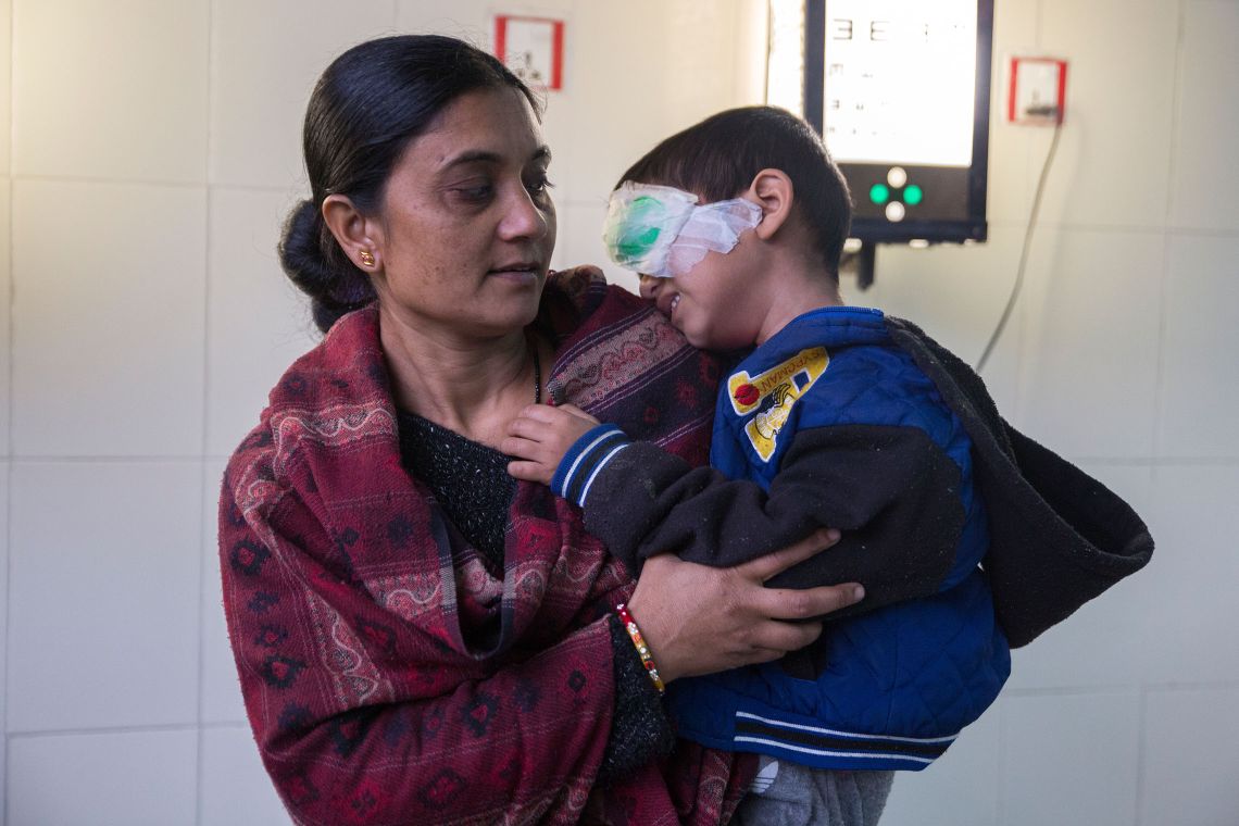 Nach der Augenoperation ist der kleine Patient erschöpft.