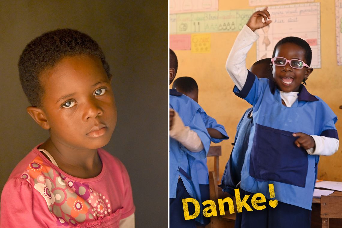 links das Porträt eines kleinen Mädchens ohne Brille, rechts dasselbe Mädchen mit Brille in Schuluniform im Klassenzimmer.