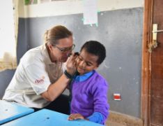 Ohrenärztin untersucht die Ohren eines Mädchens