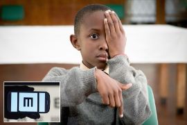 Afrikanischer Junge, der mit dem Zeigefinger nach unten zeigt