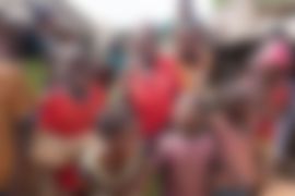 Thema Graue-Star-Operation in Deutschland: Lachende Kinder, Fotobeispiel für verschwommene Sicht bei Grauem Star