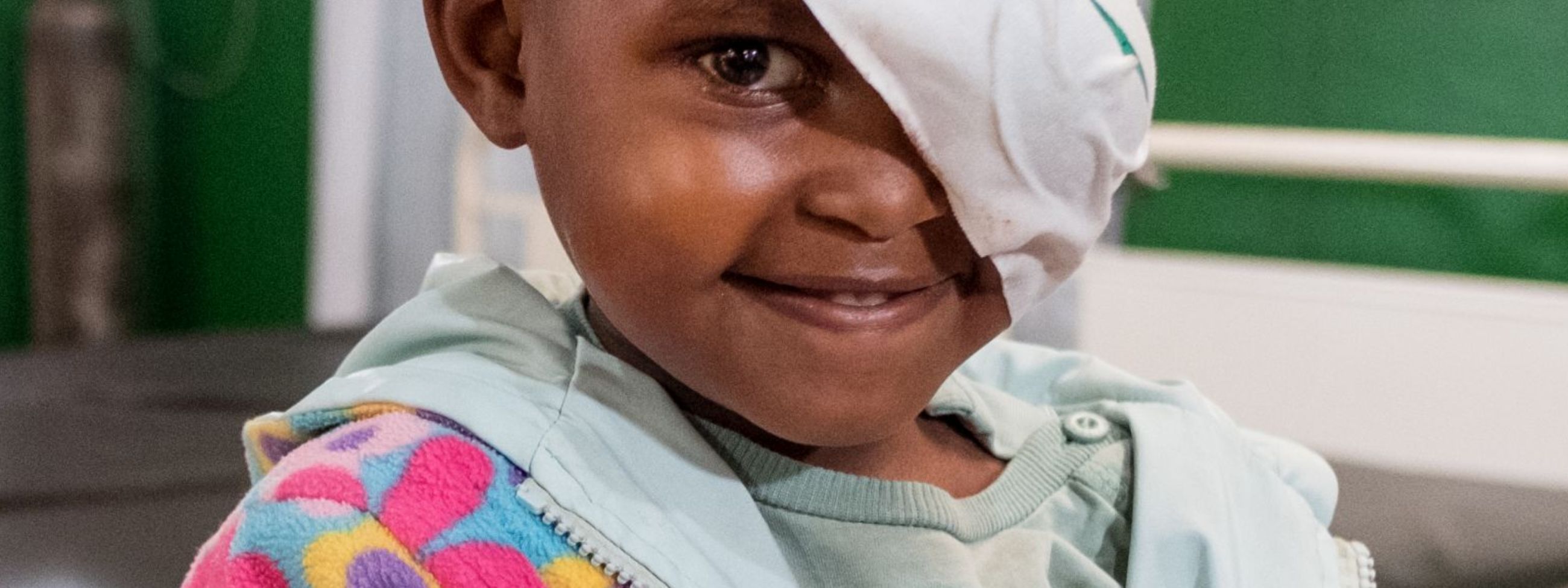 Afrikanisches Kind mit Augenverband