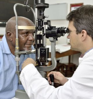 Augenarzt Dr. Heiko Philippin untersucht den 57-jährigen Omari aus Tansania. Diagnose: Grauer Star.