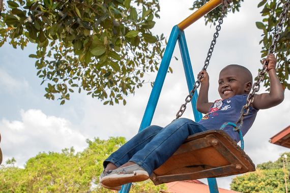 Schaukelndes kleines Mädchen