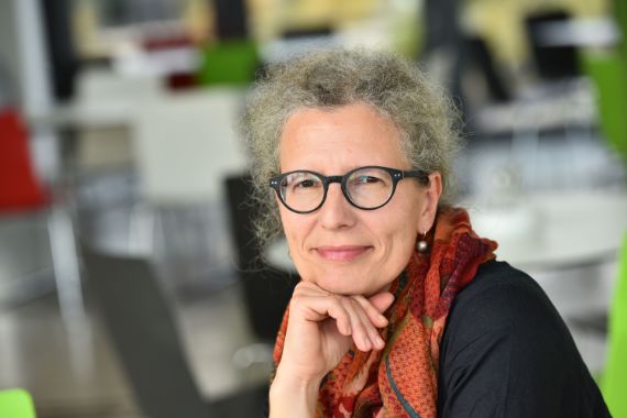 Porträt einer Frau mit Brille