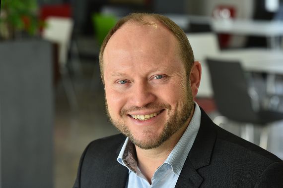 Porträt eines lächelnden Mannes im Anzug