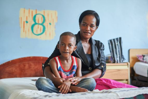 Mutter und Sohn sitzen auf dem Bett