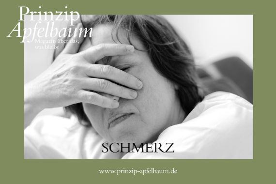 Ein altes Paar sitzt auf dem Sofa unter einem Bild.