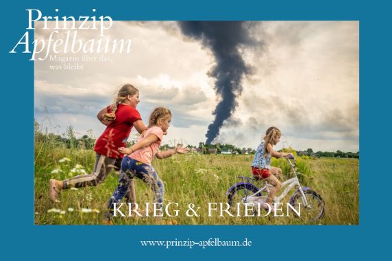 Zwei Kinder rennen, ein Kind fährt über eine Wiese, im Hintergrund sieht man eine dunkle Rauchschwade aus einer Stadt aufsteigen.
