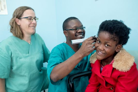 Die HNO-Ärzte Dr. Uta Froeschl und Dr. Harrison Phiri untersuchen die Ohren der kleinen Anne.