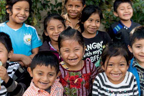 Eine Gruppe von Kindern mit und ohne Behinderung in Guatemala